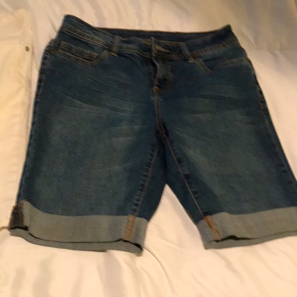 Lot of 2 denim cuffed shorts size 4 - Picture 3 of 3